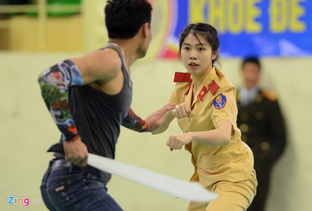 Nữ chiến sĩ Lương Thị Hoài Thương (trường Cao đẳng cảnh sát nhân dân 1) tham gia thi nội dung võ ứng dụng của CAND (lần đầu tiên được đưa vào thi đấu).