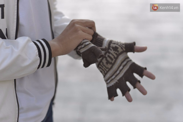 Chiếc găng tay đã dần trở thành một vật dụng quen thuộc của cánh đàn ông ở Sài Gòn thời gian gần đây.