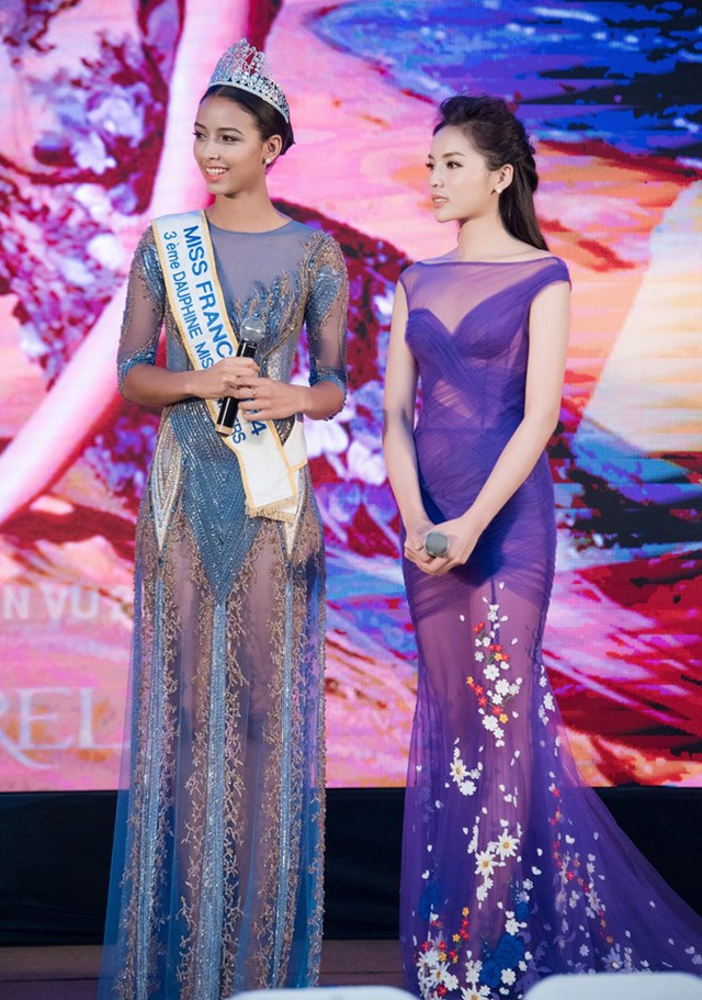 
Tham gia họp báo vòng Chung khảo Hoa hậu Việt Nam 2016, Hoa hậu Pháp - Flora Coquerel xuất hiện lộng lẫy trong trang phục xuyên thấu gợi cảm của Hoàng Hải.

