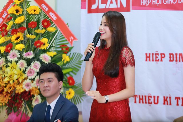 
Ngoài ra, hoa hậu còn bày tỏ mong ước trở thành Đại sứ Văn hóa trong tương lai để có thể giới thiệu tới bạn bè quốc tế về nền văn hóa đậm đà bản sắc của người Việt Nam, cũng như có cơ hội tìm hiểu nền văn hóa của các nước trên thế giới.
