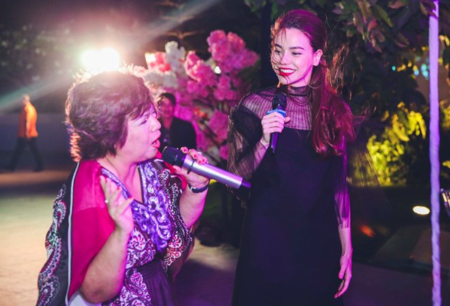 
Tại sự kiện, Hồ Ngọc Hà thể hiện một số ca khúc quen thuộc, từng làm nên tên tuổi cô. Trong ảnh, nữ ca sĩ song ca cùng một khách mời.
