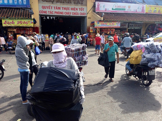 
Dù là chợ lớn bậc nhất ở Sài Gòn nhưng chợ Bình Tây rất ít hàng Việt

