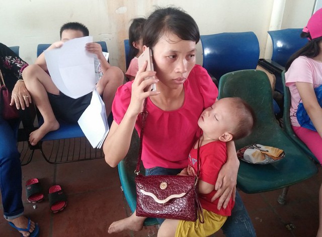 
Chị Nguyễn Thị Dung (Vị Xuyên, Hà Giang) xuống Hà Nội từ chiều hôm trước để kịp khám cho con buổi sớm. Chờ đợi lâu, cậu con trai ngủ thiếp trên tay mẹ giữa trưa nóng
