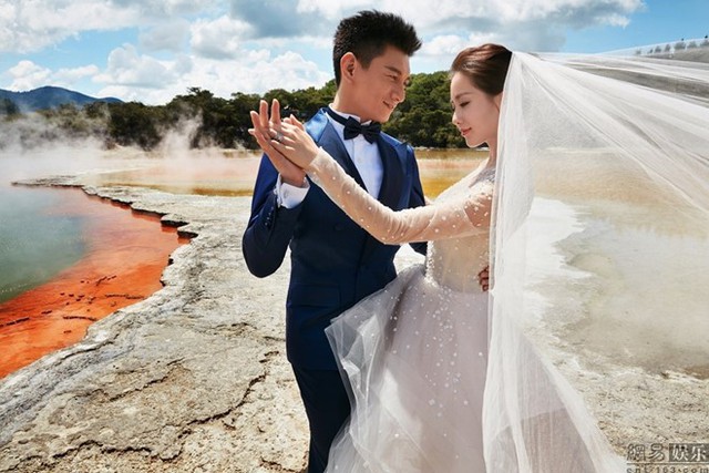 
Ngô Kỳ Long - Lưu Thi Thi khiêu vũ trước biển. Vài nguồn tin cho biết, để tiết kiệm chi phí, nữ diễn viên đã thuê váy cưới thay vì đặt may riêng.
