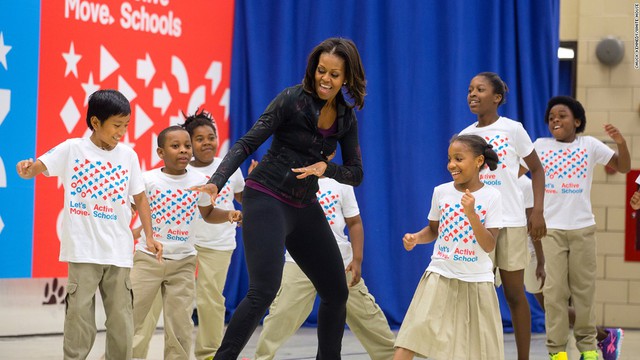 
Michelle Obama dẫn đầu phong trào Lets Move (Hãy Vận động) giúp thay đổi lối sống, phòng ngừa bệnh mạn tính ở Mỹ.
