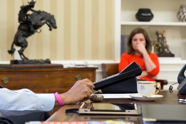 
Trên chiếc bàn Kiên định (Resolute Desk) trong phòng Bầu Dục của Nhà Trắng, tổng thống Mỹ đặt chiếc máy tính bảng iPad 3 với màn hình Retina. Ông cho biết việc sử dụng các thiết bị công nghệ và duy trì liên lạc qua e-mail chính là cách giúp ông thoát khỏi sự tù túng của quyền lực và thêm cơ hội tiếp xúc với người dân. Trong khi đó, phát ngôn viên của Nhà Trắng cho hay địa chỉ e-mail cá nhân của Tổng thống chỉ được chia sẻ giới hạn trong một nhóm nhỏ cộng sự và bạn bè. 
