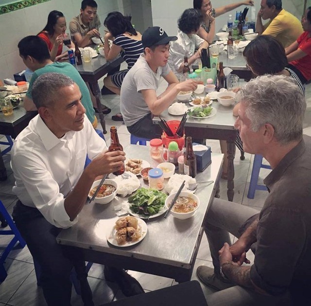 Tối đầu tiên ở Hà Nội, Tổng thống Obama dùng món bún chả cùng với đầu bếp nổi tiếng Anthony Bourdain tại nhà hàng Hương Liên trên đường Lê Văn Hưu (Hà Nội). Ngoài bún chả, ông gọi thêm nem hải sản và nem cua bể. Mỗi suất bún chả giá 40.000 đồng (chưa tới 2 USD). Ảnh: Instagram của Anthony Bourdain.
