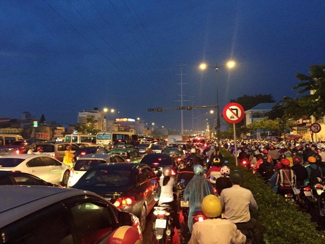 Làn xe máy bên phải trên đường Phạm Văn Đồng (quận Gò Vấp) kẹt cứng, nhiều người đi xe máy chạy qua làn xe ôtô. Ảnh: Lê Trai. 
