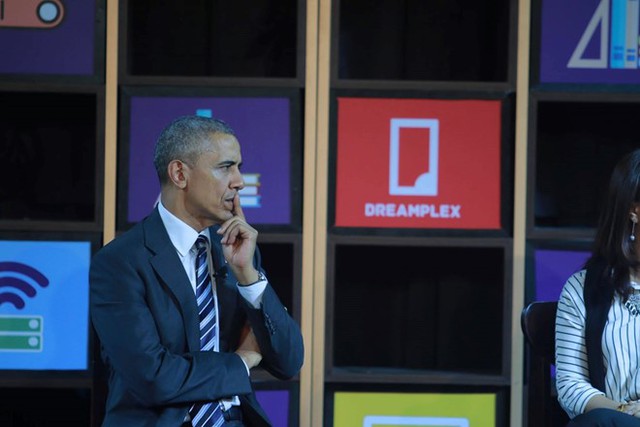 Tổng thống Obama tọa đàm với ba doanh nhân trẻ. Ảnh: Quốc Huy