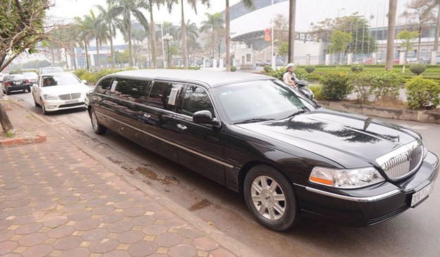 
Xe limousine chở ch&uacute; rể L&ecirc; Ho&agrave;n dẫn đầu đo&agrave;n ăn hỏi.
