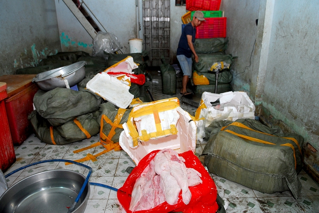 Một cơ sở tàng trữ phế phẩm bị cơ quan chức năng đột kích, bắt giữ hàng tấn thịt bẩn