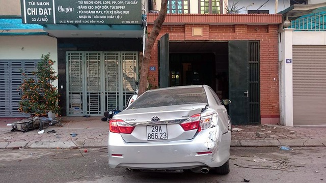 Chiếc xe Camry quay ngang, cắm đầu vào trước cửa nhà số 35 Ái Mộ sau khi gây tai nạn.