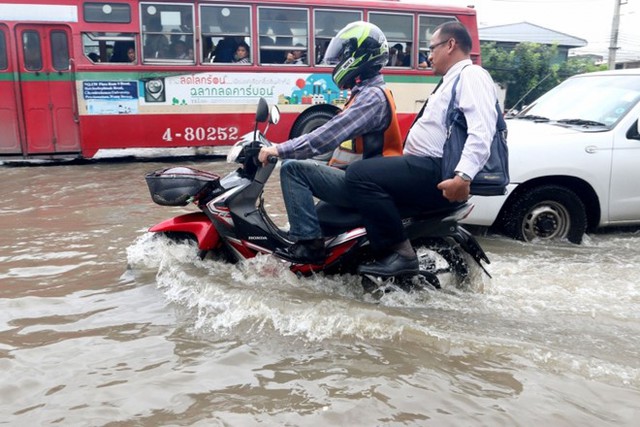 
Theo thị trưởng Paripatra, 27/36 khu vực ở Bangkok đang được tháo nước. Chúng tôi sẽ chuẩn bị kỹ lưỡng hơn, như lắp đặt thêm nhiều máy bơm và tháo nước ở các kênh đào nhằm chuẩn bị cho những trận mưa tới, ông nói.
