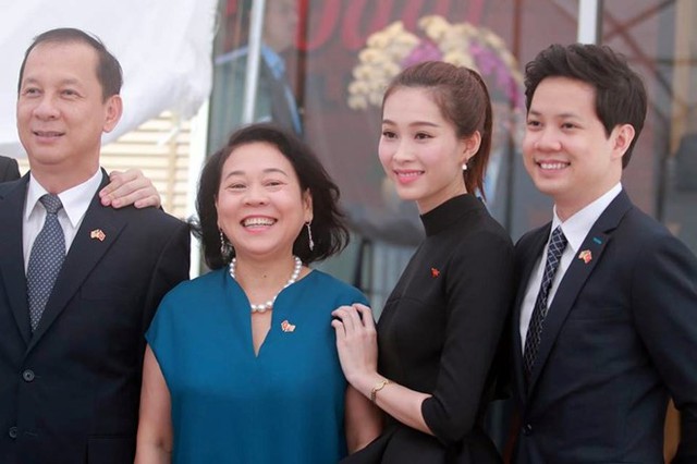 
Doanh nhân Trung Tín hơn bạn gái hoa hậu 4 tuổi. Hai người luôn được khen đẹp đôi trong các sự kiện chung. Trung Tín tuổi còn trẻ nhưng đã nhận được nhiều lời khen ngợi về tài kinh doanh. Anh có tên trong Top 30 doanh nhân trẻ thành đạt trong cuộc bầu chọn do Forbes Việt Nam tổ chức.
