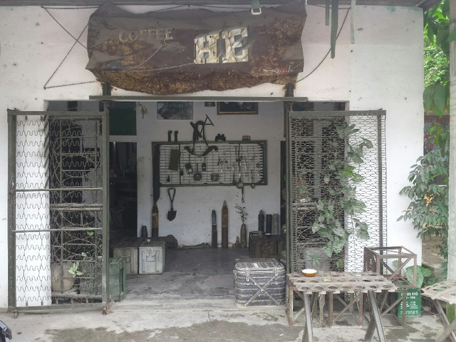 Được thiết kế từ vỏ bom đạn và các vât dụng quân tranh,...Nằm tại số 27 đường Ngô Lê Cát (Tp Huế) , “Hè” được xem là quán cà phê có không gian “độc và lạ” bậc nhất ở Tp Huế.
