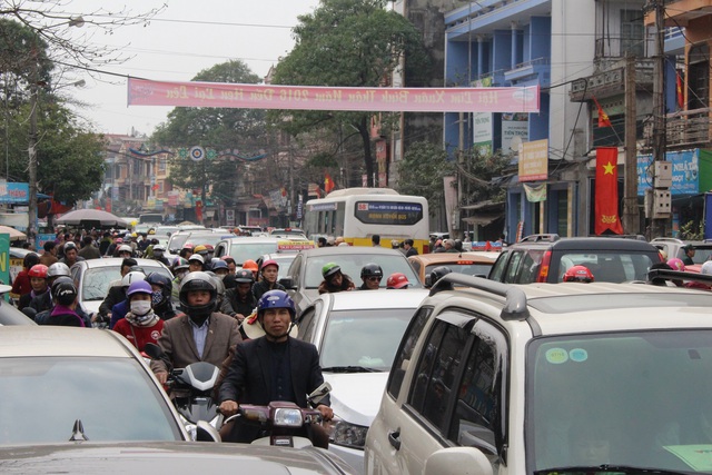
Những tuyến đường dẫn về Hội Lim đều rơi vào tình trạng tắc nghẽn hàng tiếng đồng hồ.
