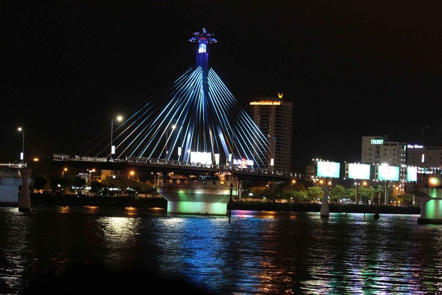 Đối với nhiều người, đây là lần đầu tiên chứng kiến cầu Sông Hàn quay...Ảnh: Đức Hoàng
