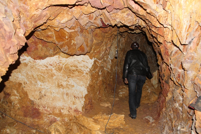 Bên trong hầm mới đào xong. Hầm dài khoảng hơn 50m, rộng khoảng 1,5m, cao khoảng 2m...Ảnh Đức Hoàng