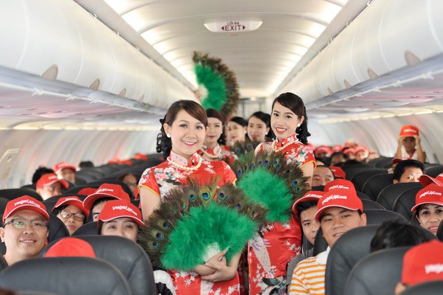 Những hành khách đi trên chuyến bay đầu tiên được thưởng thức màn trình diễn ấn tượng và nhận được những quà tặng xinh xắn từ Vietjet.