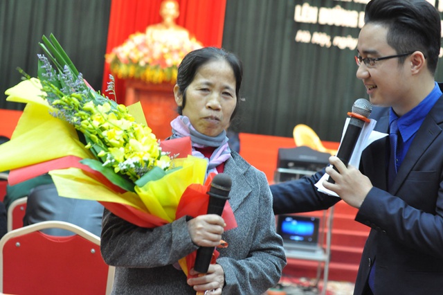 Bà Ngô Thị Hương xúc động khi nói về việc động viên và hi vọng con hoàn thành tốt khi nhập ngũ.
