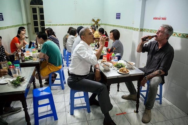 Ông Obama và đầu bếp nổi tiếng người Mỹ cũng uống 2 chai bia Hà Nội. Giá mỗi chai bia Hà Nội chỉ 10.000 đồng (chưa được 50 cent USD). Theo vị đầu bếp, tổng chi phí bữa ăn chỉ 6 USD và ông là người chi tiền. Trong khi đó, nhân viên phục vụ cho biết, Tổng thống Obama là người rút ví trả tiền cho cô bằng tiền Việt. Tổng thống Obama còn gọi 4 suất bún chả mang về. Ảnh:Instagram của Anthony Bourdain.