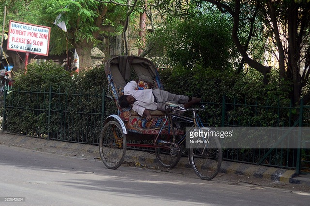
Người đàn ông tranh thủ nghỉ ngơi sau những giờ làm việc nặng nhọc dưới thời tiết nắng nóng khắc nghiệt ở Allahabad, Ấn Độ.

