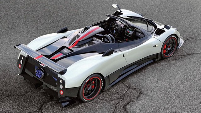 
Đứng thứ 6 là Pagani Zonda Cinque Roadster với vận tốc cực đại 350 km/h. Đây là một trong những siêu xe hiếm nhất thế giới khi chỉ được sản xuất 5 chiếc. Trái tim của siêu xe là khối động cơ V12, dung tích 7,3 lít, sản sinh công suất cực đại 678 mã lực và mô-men xoắn cực đại 575 lb-ft. Sức mạnh đó cho phép Zonda Cinque Roadster tăng tốc từ 0-96 km/h trong 3,4 giây.
