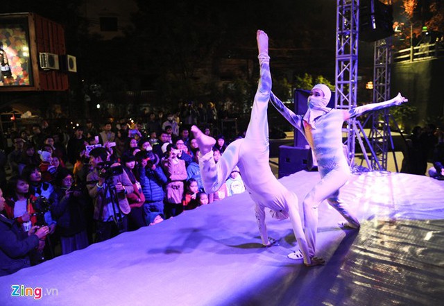Tại một khu vui chơi của giới trẻ Hà thành, chương trình biểu diễn nghệ thuật chào năm mới cũng được trình diễn phục vụ khách hàng từ 20h tối. Ảnh: Việt Hùng.