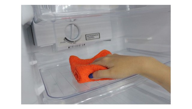 
Cần vệ thường xuyên vệ sinh sinh tủ lạnh khoảng 1-2 tháng/lần để vi khuẩn, nấm mốc không có điều kiện phát sinh (Ảnh minh họa)

