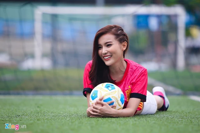 
4 năm học đại học và theo đuổi nghiệp diễn, Cao Thái Hà không có nhiều thời gian để thực hiện sở thích chơi thể thao nhưng cô vẫn luôn theo sát đội bóng mà mình ngưỡng mộ. Mỗi mùa Euro, Thái Hà đều dành thời gian cùng nhóm bạn chung cổ vũ các chàng trai Tây Ban Nha.
