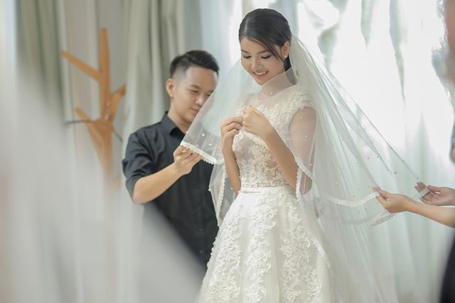 
4 bộ váy cưới của Kỳ Hân đều được sáng tạo trên nền chất liệu ren, voan nhập từ Pháp. NTK trẻ mất hơn một tháng để hoàn thiện các mẫu váy.
