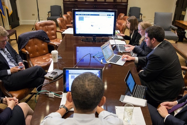 
Dù không được dùng iPhone, Obama rất chuộng các sản phẩm khác của Apple. Ngoài iPad 3, ông còn dùng máy tính MacBook Pro 15 inch cho nhiều hoạt động khác nhau như chia sẻ thông điệp lên Twitter, trả lời câu hỏi phỏng vấn trong chương trình AMA của diễn đàn Reddit...
