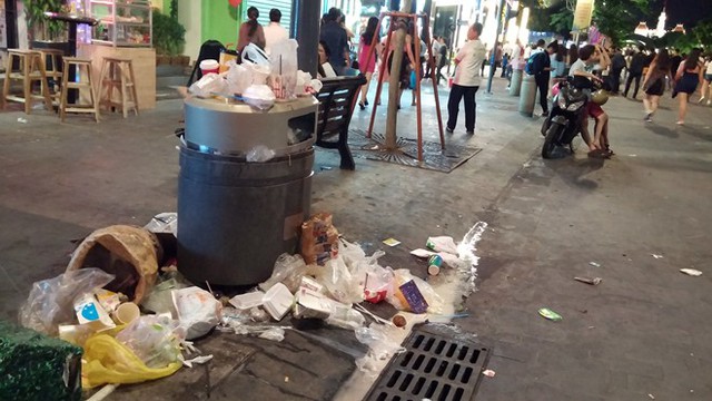 Theo ghi nhận của phóng viên, tại phố đi bộ Nguyễn Huệ, những thùng rác được bố trí dọc hai bên nhưng không chứa hết lượng rác thải mà người đi xem pháo hoa để lại.