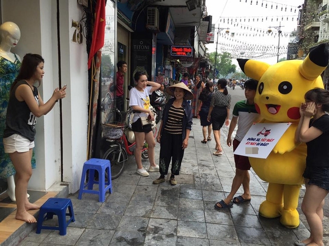  Nhiều người đi đường cùng nhau chụp ảnh với Pikachu - (Ảnh: Facebook)