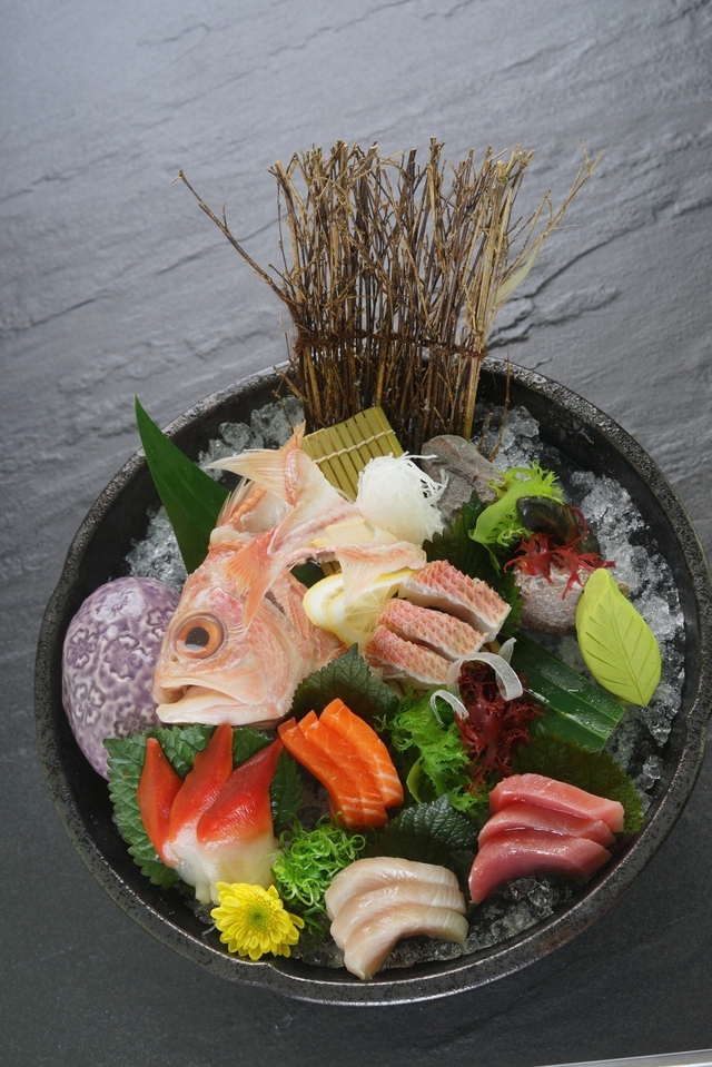 Sashimi Moriawase gồm 5 loại cá: cá hồi, cá ngừ, cá cam, cá sơn đá đỏ, sò đỏ