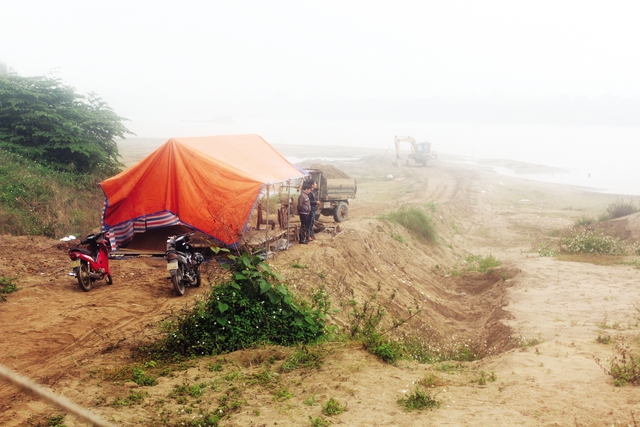 Do việc khai thác cát, khu vực bãi bồi sông Hồng địa bàn thôn Xâm Hồng nay thành lòng chảo. Ảnh: Quang Chiến