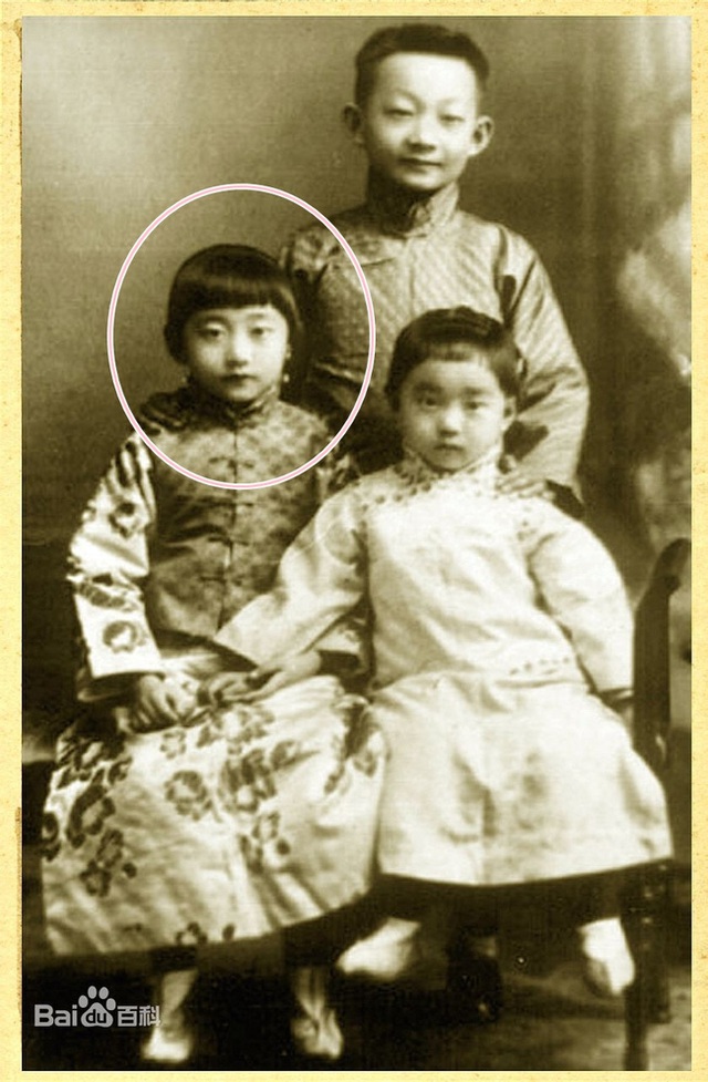 
Vương Mẫn Đồng là con gái của Hoàn Nhan Lập Hiền và Cách Cách Ái Tân Giác La Hằng Huệ.
