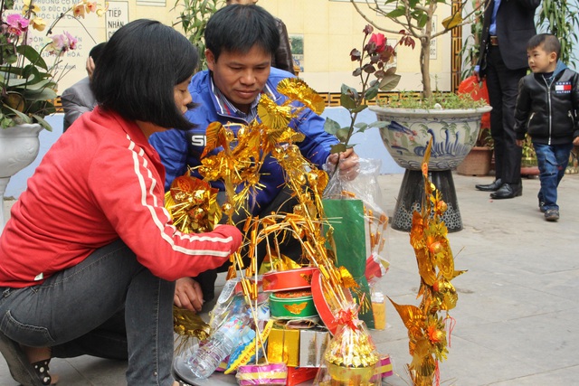 
Một cặp vợ chồng đang chuẩn bị mâm lễ.
