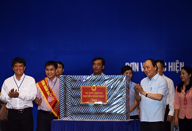 Thủ tướng Nguyễn Xuân Phúc đã trao tặng 24 chiếc vô tuyến màn hình lớn cho các khu nhà công nhân tập trung ở các khu công nghiệp của 8 tỉnh, thành để công nhân có thêm phương tiện giải trí sau giờ tan ca. Ảnh CP