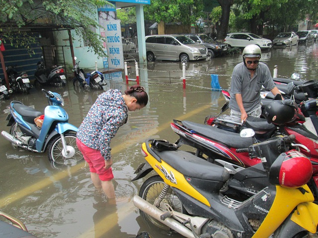 
 

Khu vực để xe của bệnh viện này cũng ngập nặng.

 
