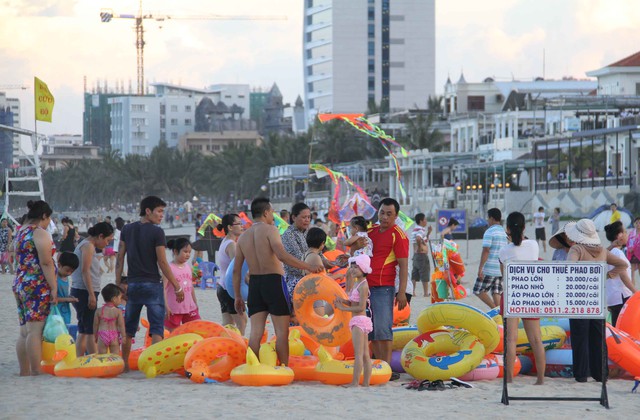 Dịch vụ cho thuê phao và áo phao luôn trong cảnh tấp nập. Bảng giá thuê được niêm yết rõ ràng...Ảnh: Đức Hoàng