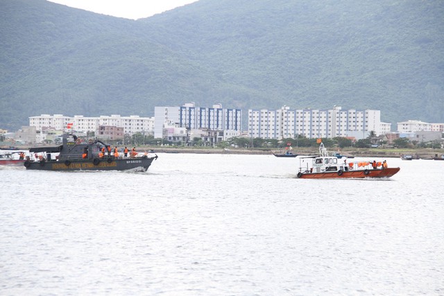 
Ngay sau đó, xuồng cao tốc của lực lượng biên phòng gần đó chạy ra vị trí tàu chìm để ứng cứu. Đồng thời, huy động các tàu du lịch khác gần đó chạy ra cứu hành khách trên tàu bị nạn và thông báo tới Bộ CHQS, Công an TP, cấp cứu, Cảnh sát PCCC…
