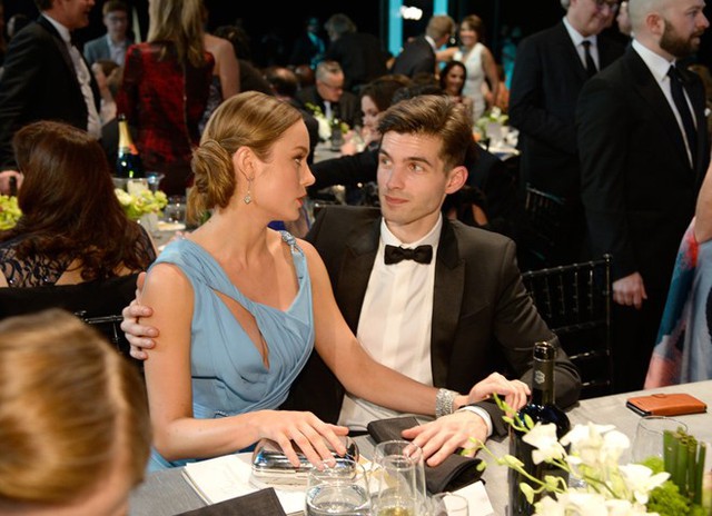 
Alex Greenwald là cái tên Brie Larson chưa bao giờ bỏ quên trong các bài phát biểu nhận giải. Khách mời tại các lễ trao giải đã quá quen thuộc với những câu như Cảm ơn Alex Greenwald, người đã làm pasta và chăm sóc những chú cún cưng cho tôi trong lúc tôi làm bộ phim này hay người bạn trai tuyệt vời, Alex, em yêu anh. Ảnh: Getty Images
