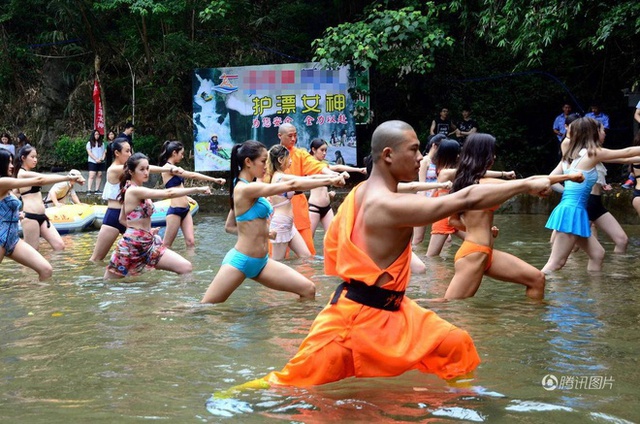 
Theo QQ, ngày 17/6, tại thành phố Thanh Viễn, tỉnh Quảng Đông, Trung Quốc, hơn 30 cô gái đã tham gia khóa đào tạo cứu hộ. Học võ Thiếu Lâm dưới nước là môn bắt buộc trong khóa đào tạo.
