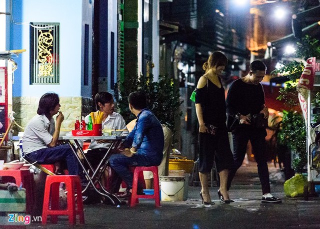 Sau khi ăn xong, Hari Won và Trấn Thành cùng nhau ra xe. Trấn Thành đưa bạn gái về nhà ngay gần đó.