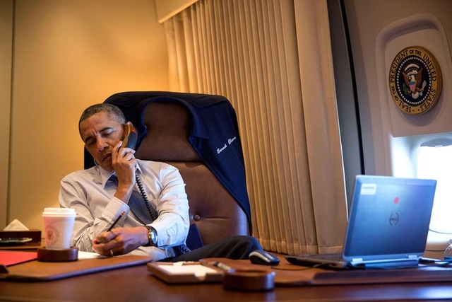 
Tuy nhiên, trong bức ảnh chụp trên Air Force One, Obama lại mang theo máy tính Dell Latitude E6420 để làm việc.
