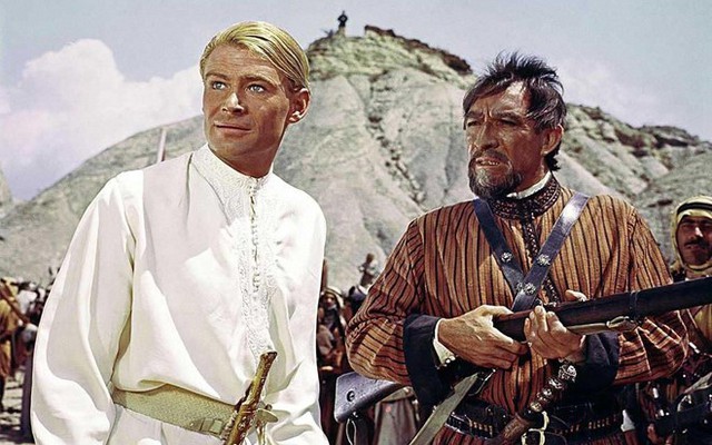 
Lawrence of Arabia (1962): Hầu hết các bộ phim mà Tổng thống Obama yêu thích đều từng được Viện hàn lâm Khoa học và Nghệ thuật Điện ảnh nước Mỹ vinh danh. Lawrence of Arabia cũng không phải ngoại lệ khi từng thắng đến 7 giải Oscar, trong đó có hạng mục Phim truyện xuất sắc. Nội dung phim tập trung vào nhân vật T.E. Lawrence, một sĩ quan người Anh giúp đỡ các bộ lạc Ả Rập chống lại người Turk trong thời kỳ Thế chiến thứ I.
