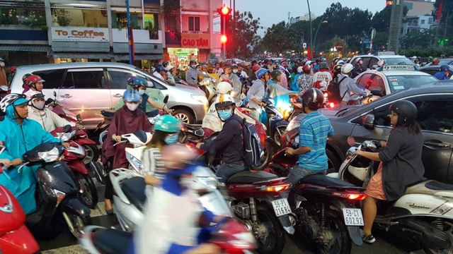 Nhiều người dân thiếu ý thức làm tình hình giao thông ở nút giao Trần Quốc Thảo - Hoàng Sa càng trở nên hỗn loạn. Phước Tuần.