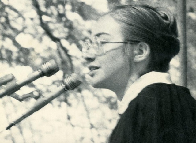 
Do đạt được thành tích xuất sắc trong quá trình học tập và các hoạt động khác nên bà Hillary đã được chọn là sinh viên phát biểu trong buổi lễ phát bằng vào năm 1969.
