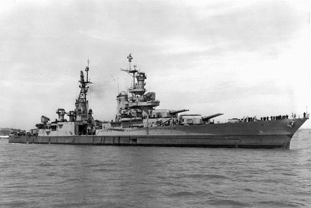 USS Indianapolis (CA-35) là tàu tuần dương hạng nặng lớp Portland của Hải quân Mỹ, bị đánh chìm ngày 30/7/1945, gần căn cứ Tinian. Nó trúng ngư lôi từ tàu ngầm Nhật I-58 khiến 1.196 thành viên thủy thủ đoàn cùng 300 người khác chìm xuống biển khơi. Thảm họa càng trở nên kinh hoàng bởi 800 người còn sống đã phải đối mặt với đói khát và mối nguy hiểm cá mập tấn công.
